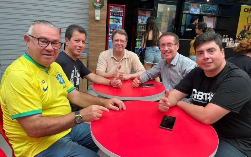 Na foto, Airton Souza está de camisa azul, rodeado pelos vereadores Juares Hoy (PTB), Gilson Oliveira (Avante), Abmael (Solidariedade) e o deputado federal Bibo Nunes (PL)