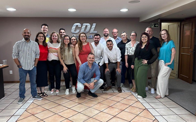 Presidente Éverton Netto (camisa azul ao centro) e a diretoria eleita da CDL Canoas