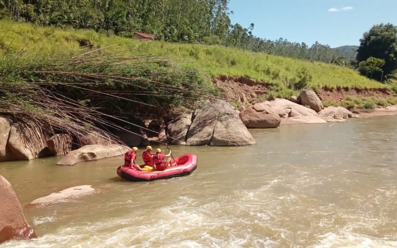 Bombeiros usam drone para tentar localizar criança de 4 anos que caiu em rio após escorregar de pedra