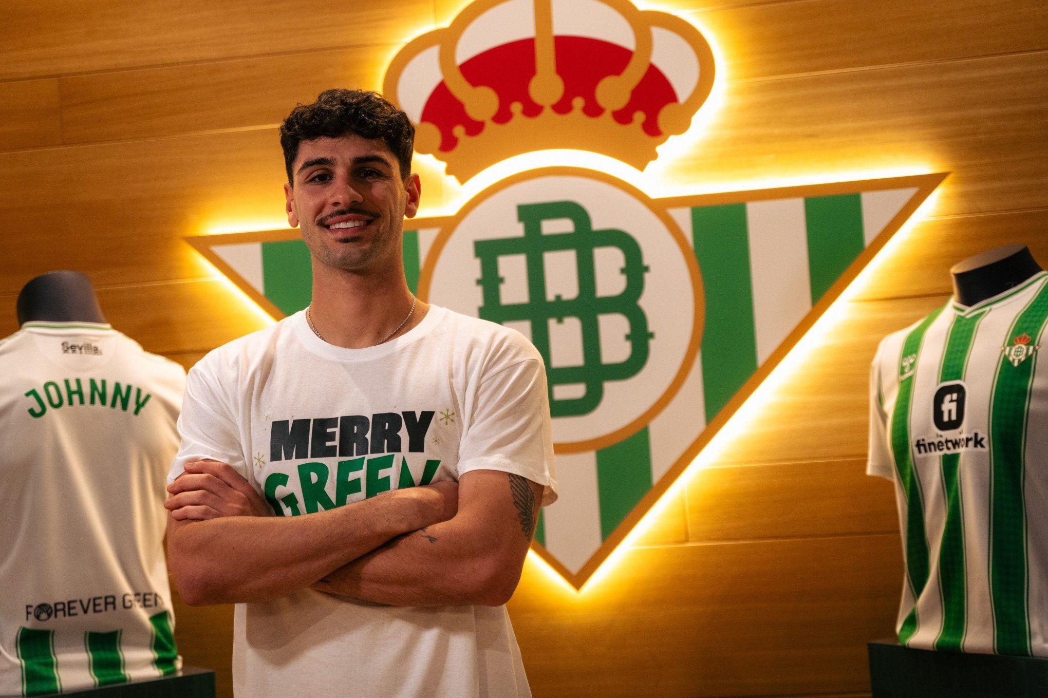 Volante Johnny é anunciado pelo Betis, da Espanha