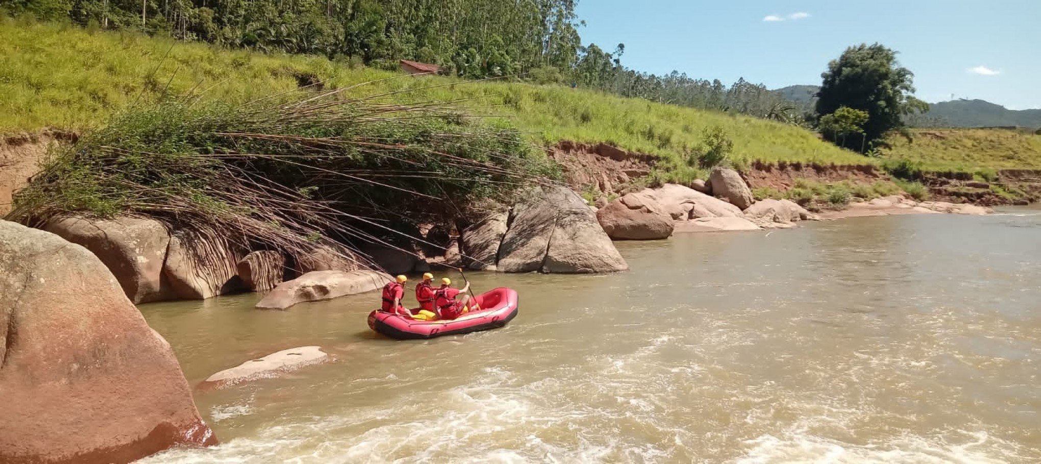 Bombeiros encerram buscas por menina que desapareceu após cair em rio de SC; saiba o motivo