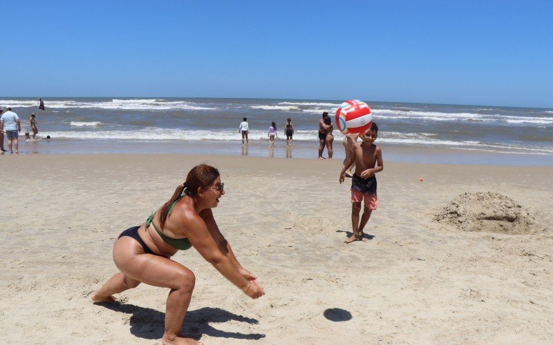 FamÃ­lias praticam esporte na areia de ImbÃ©
