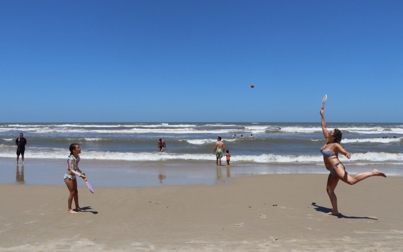 FamÃ­lias praticam esporte na areia de ImbÃ©