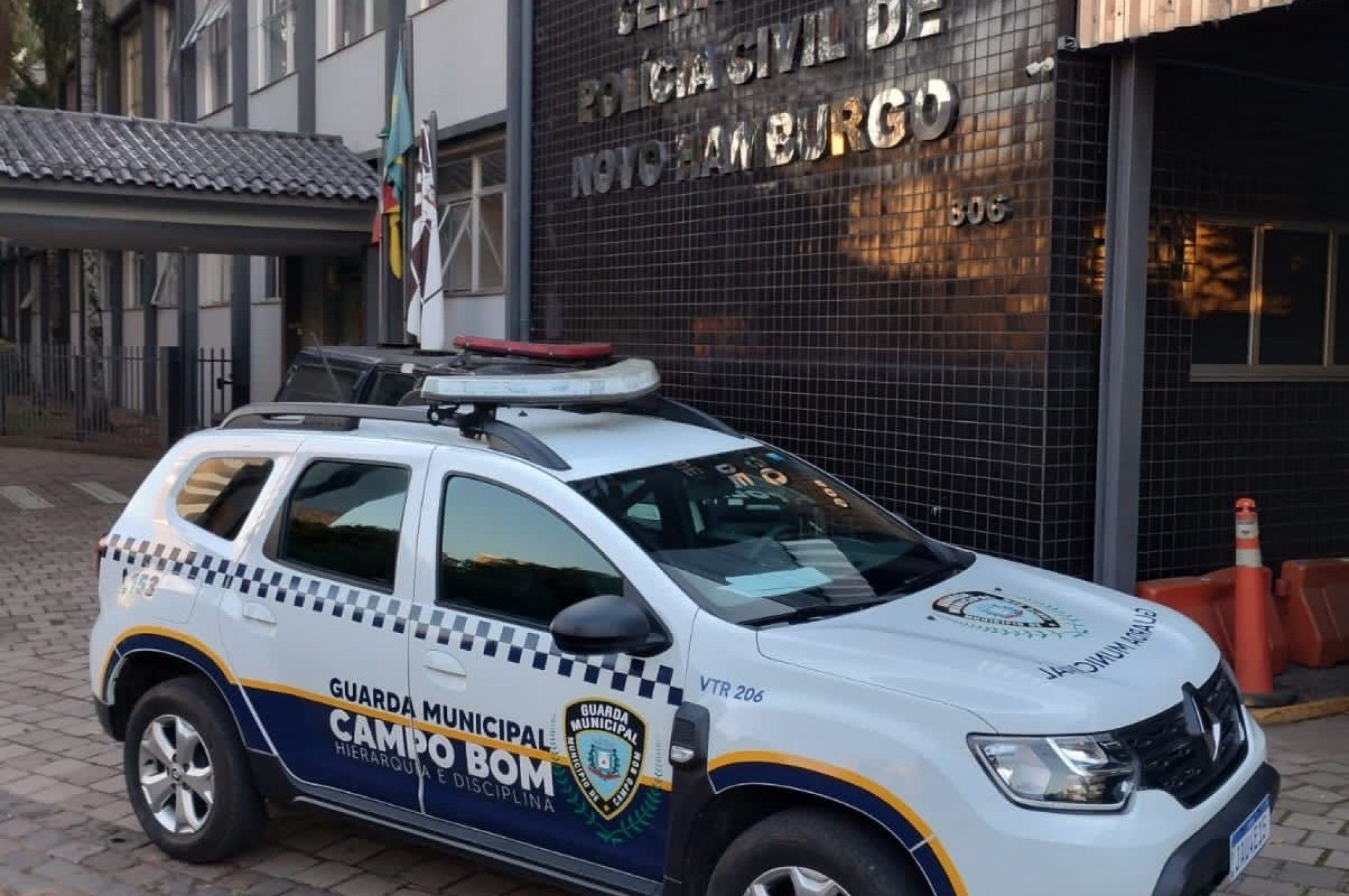 Carro estacionado na contramão de calçada entrega motorista "fora de si" em avenida