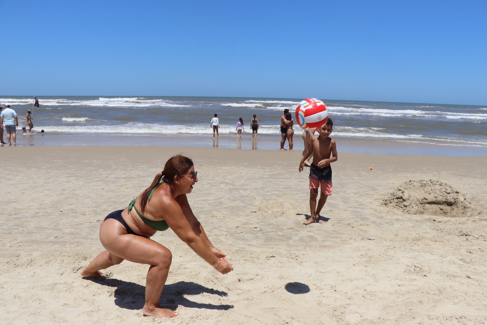 Do frescobol ao futebol: uma celebração ativa das férias à beira do mar