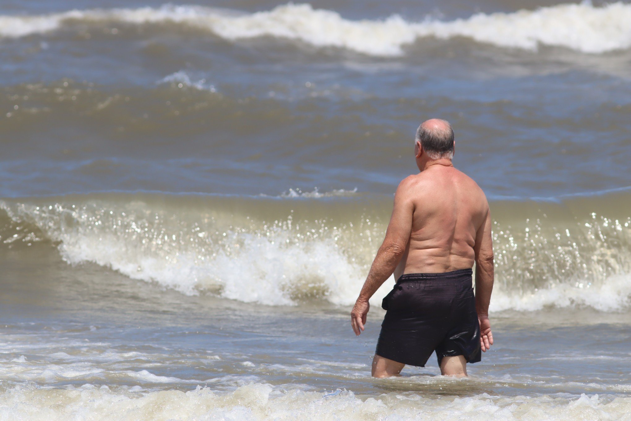 Protetor solar sai com água? Veja dicas para potencializar ação durante idas em piscinas e praias