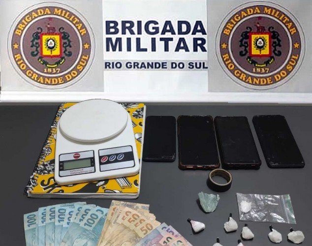 Mulher é presa com buchas de cocaína, balança de precisão e caderno de contabilidade do tráfico