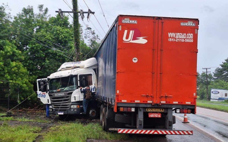 Caminhão se chocou e poste na RS-240 | abc+