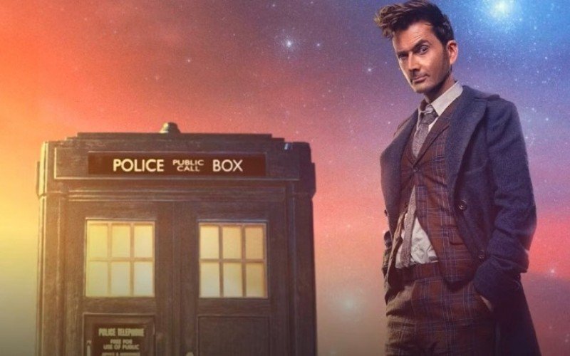 David Tennant no papel de Doctor Who nos episódios de 2023, em frente à espaçonave Tardis | abc+