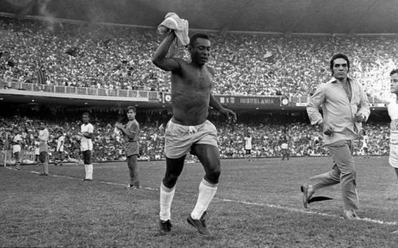 Em 1971, Pelé se despediu da seleção brasileira com mais de 130 mil torcedores no Maracanã | abc+