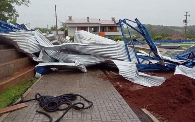 Cobertura de quadra esportiva veio abaixo em Ubiretama, no interior do RS