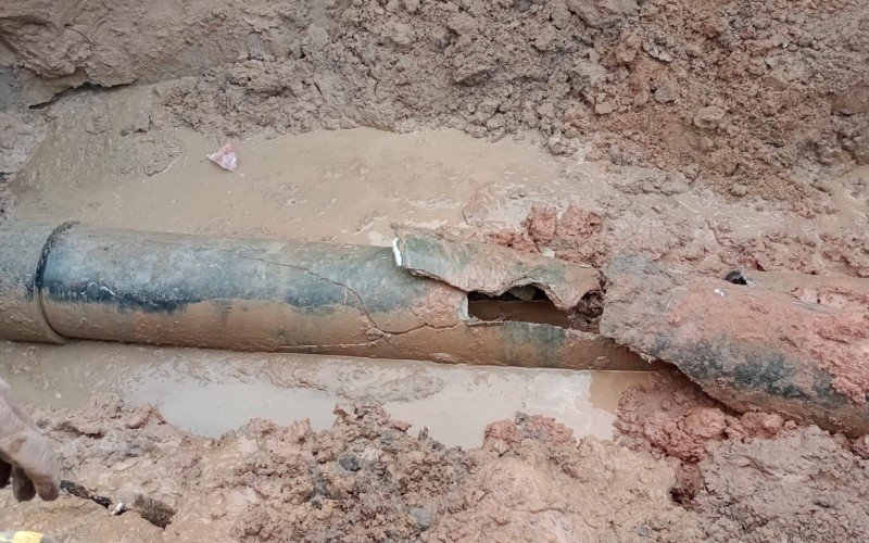 Rompimento de adutora deixa bairro Canudos sem abastecimento de Ã¡gua por mais de 10 horas