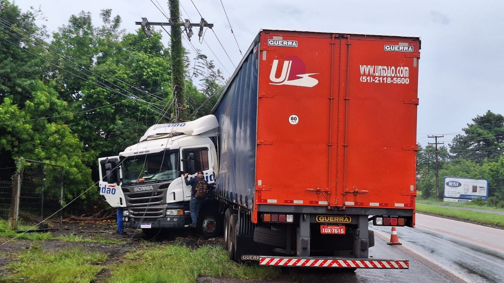 Motorista perde o controle e caminhão invade a contramão na RS-240