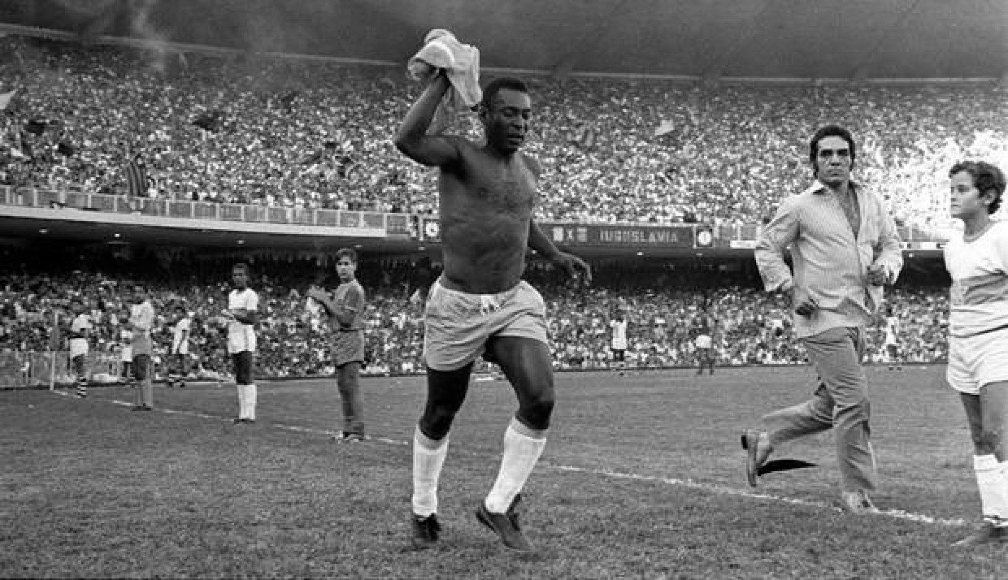 Um ano sem Pelé: Eterno camisa 10 é homenageado no Brasil e no exterior
