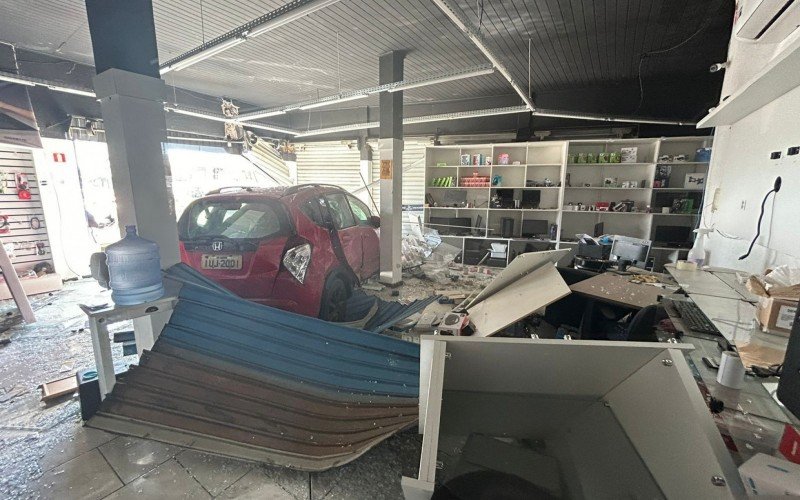 Carro desgovernado destruiu loja em Canoas