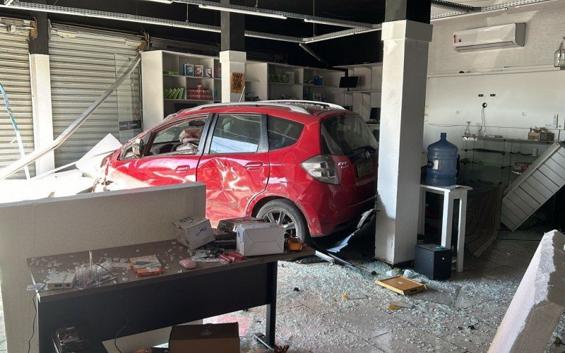 Carro desgovernado destruiu loja em Canoas | abc+