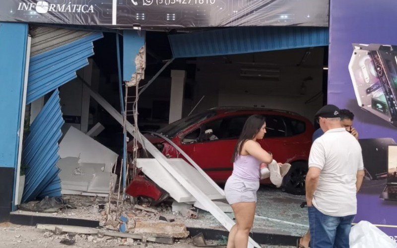 Carro invade loja de informÃ¡tica em Canoas