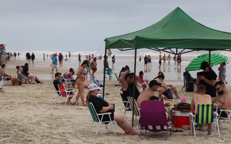 Tempo nublado e vento frio marcam sábado de feriadão do litoral norte | abc+