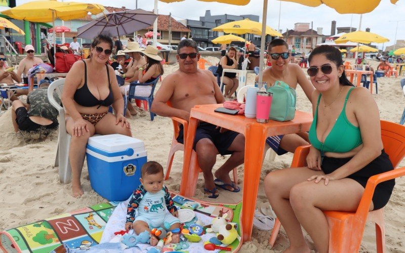 Paula Flores (direita), de Estância Velha, e a família, em Imbé | abc+