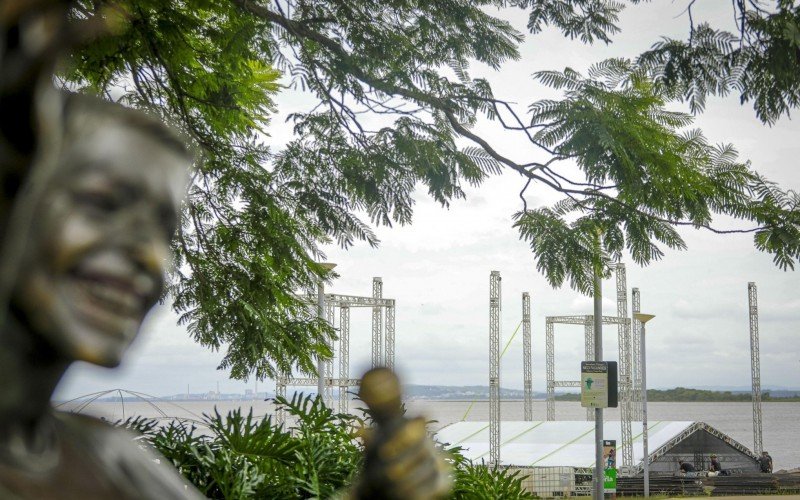 Montagem da estrutura da festa da virada na orla em Porto Alegre | abc+