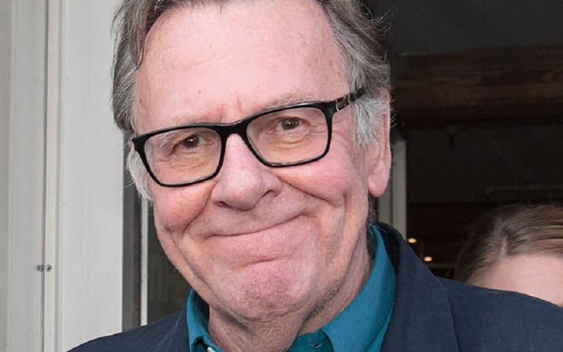 Tom Wilkinson atuou em filmes como Batman Begins e Grande Hotel Budapeste | abc+