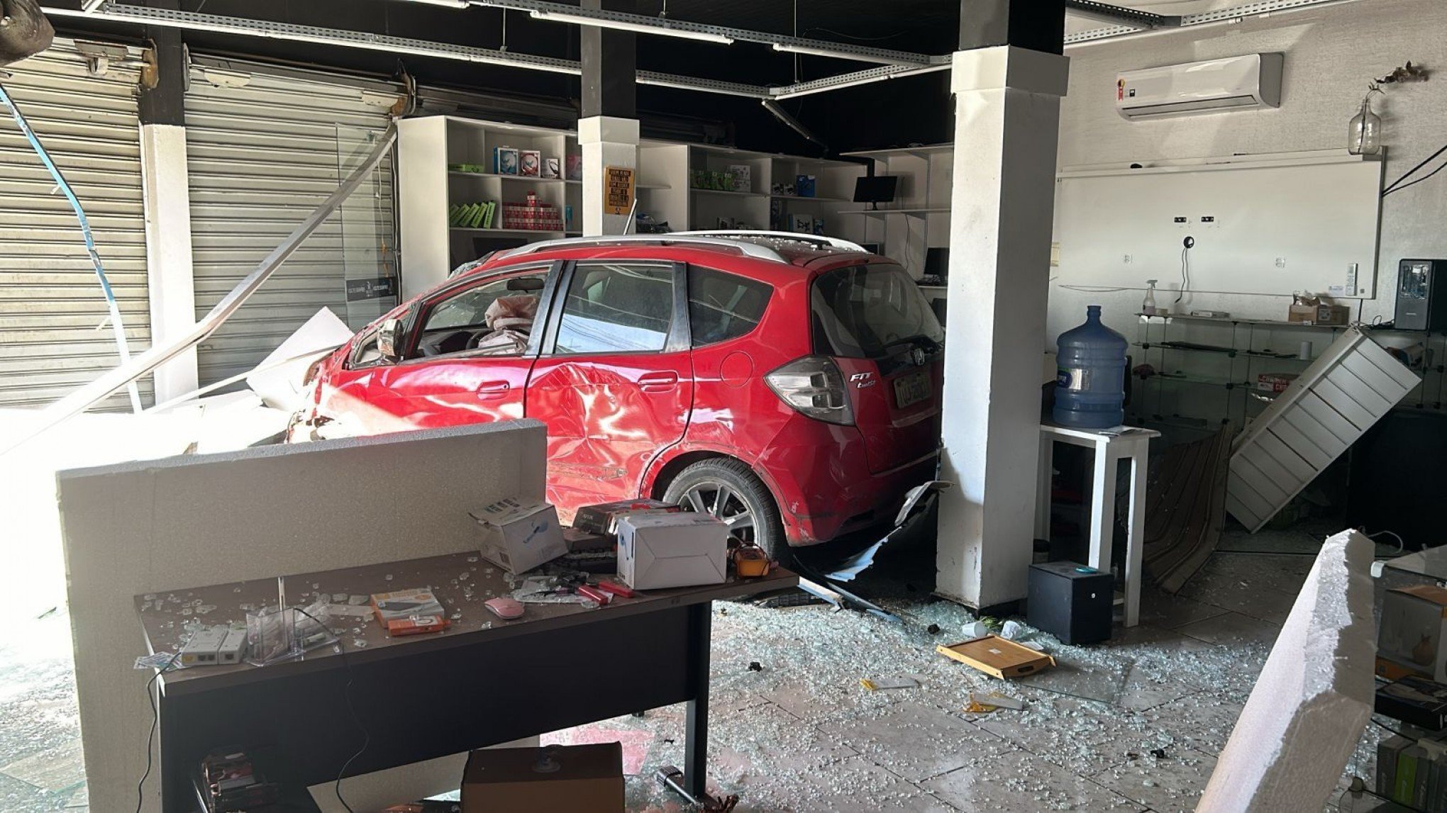 VEJA IMAGENS: Confira fotos do acidente que destruiu loja em Canoas