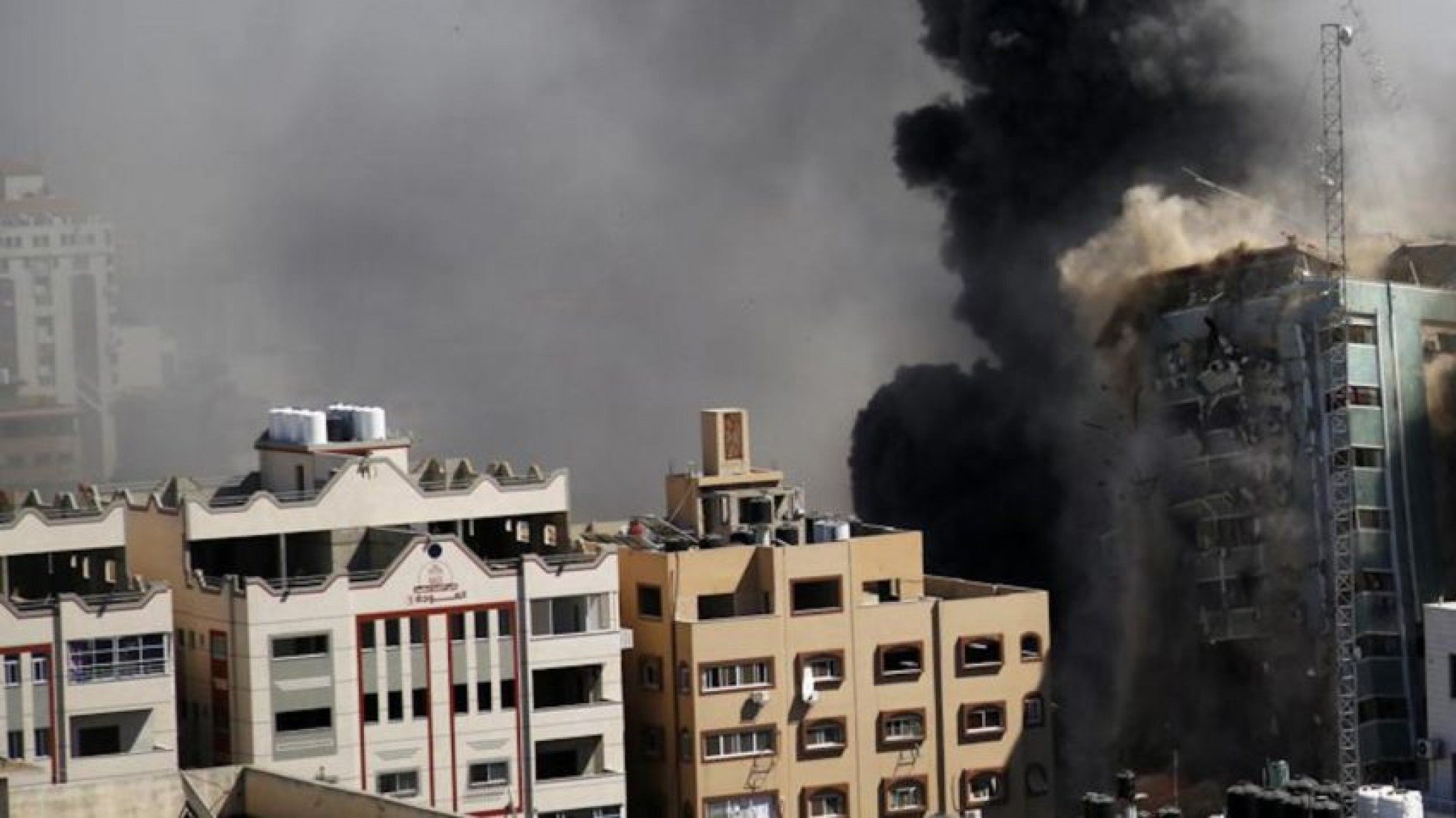 Israel bombardeia centro da Faixa de Gaza; ataque atinge campo de refugiados