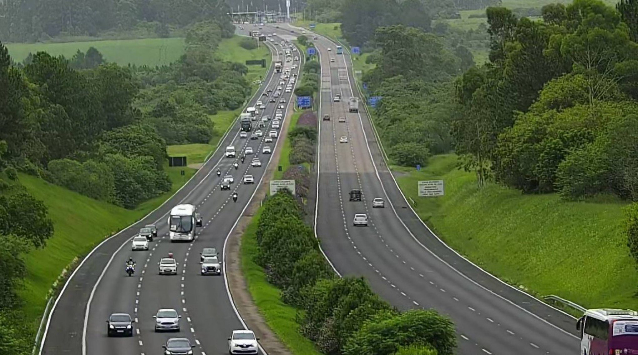 TRÂNSITO: Quase 160 mil veículos já foram para o litoral desde quinta-feira; veja como estão as rodovias