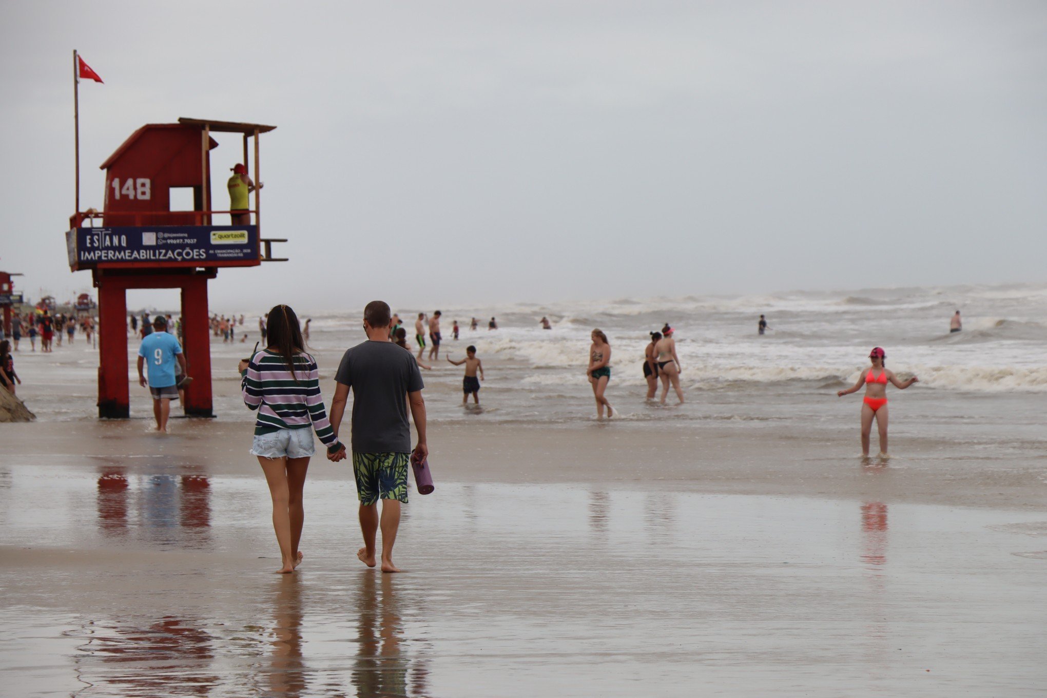 Costelão na beira da praia, chimarrão e sol tímido: gaúchos aproveitam o sábado na praia