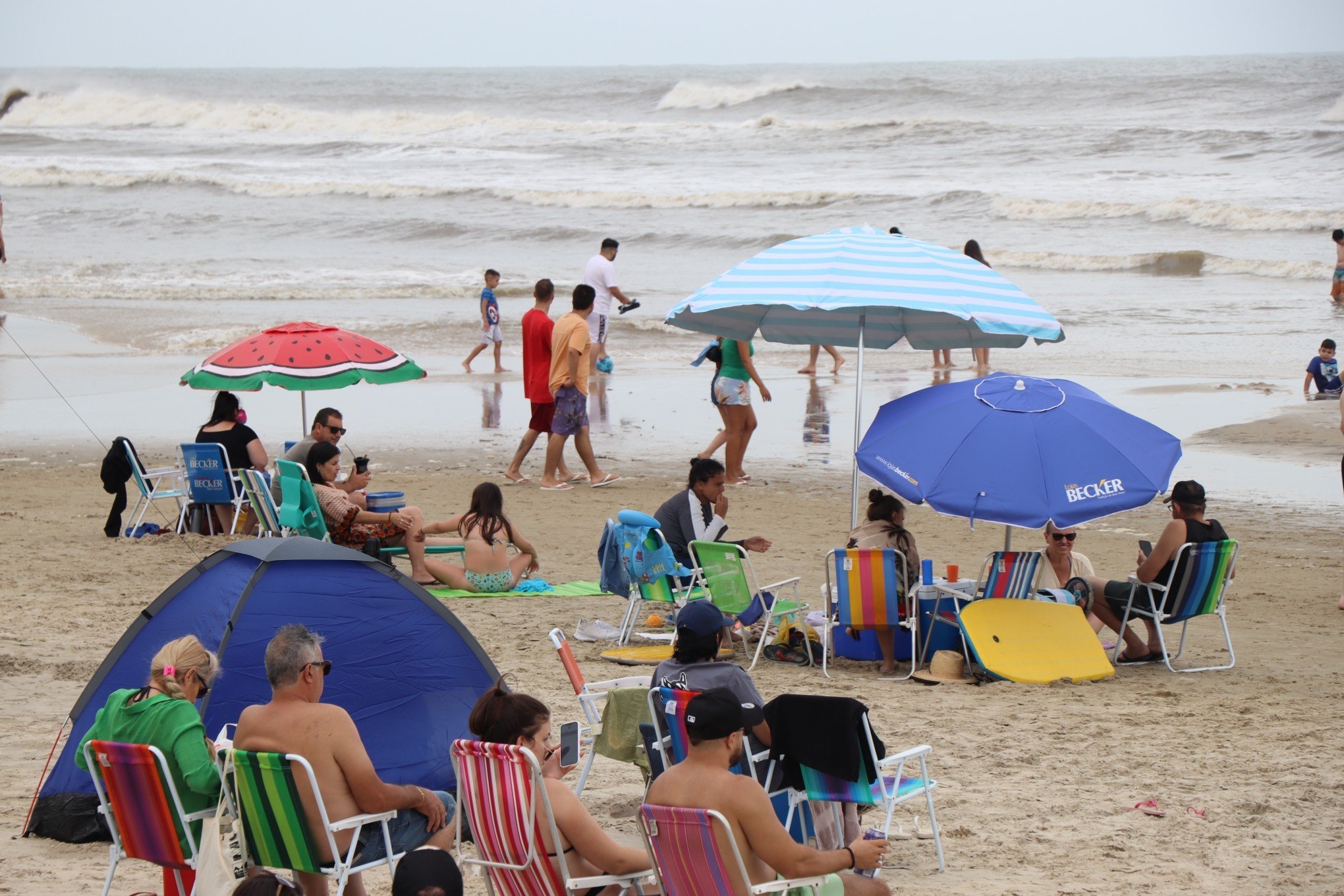 Quanto custa comer e beber na beira da praia? Quiosques comentam reajustes de valores