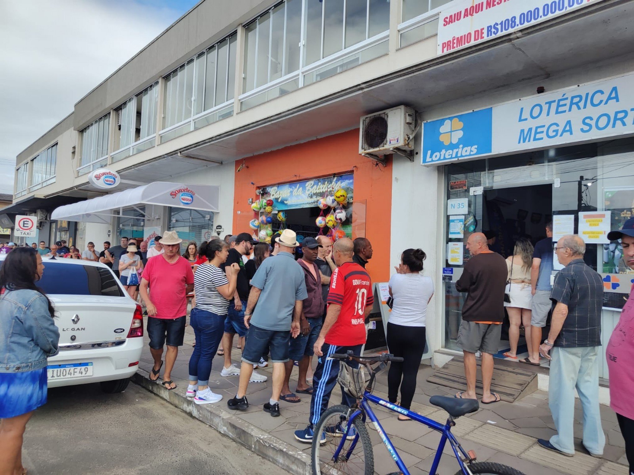 Com aposta premiada em 2023, lotérica do litoral registra longas filas de apostadores para a Mega da Virada