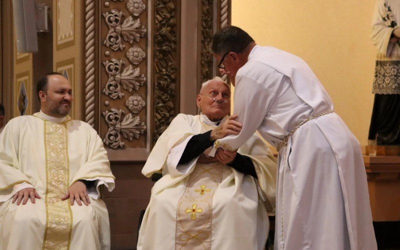 Padre Paulo é cumprimentado pelo filho Adriano, recém-ordenado diácono, na noite de 15 de novembro de 2023 | abc+