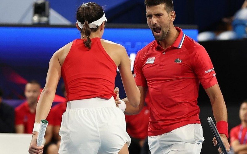 Os sérvios Novak Djokovic e Olga Danilovic comemoram a vitória sobre da dupla chinesa Zheng e Zhang | abc+