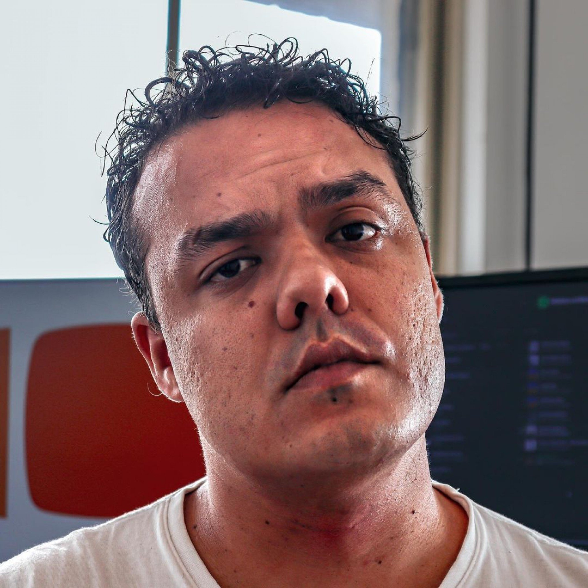 Poeta e DJ: quem é o homem que caiu de navio durante cruzeiro