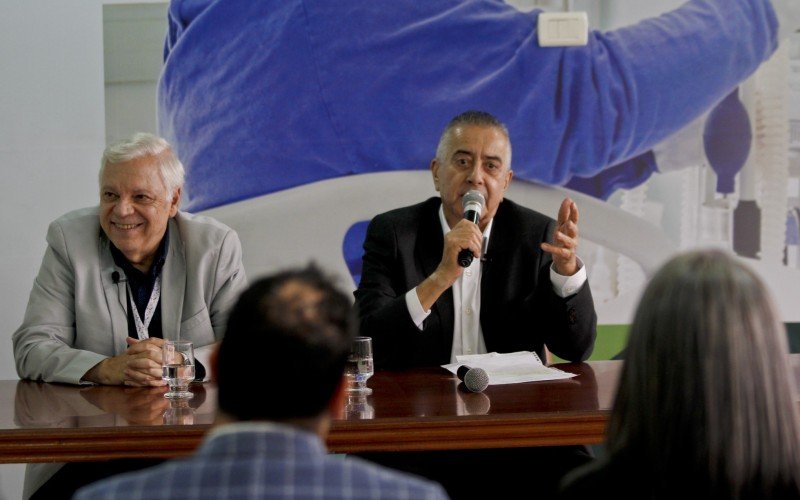 Paulo Nader (à esquerda) e Nedy no ato da posse