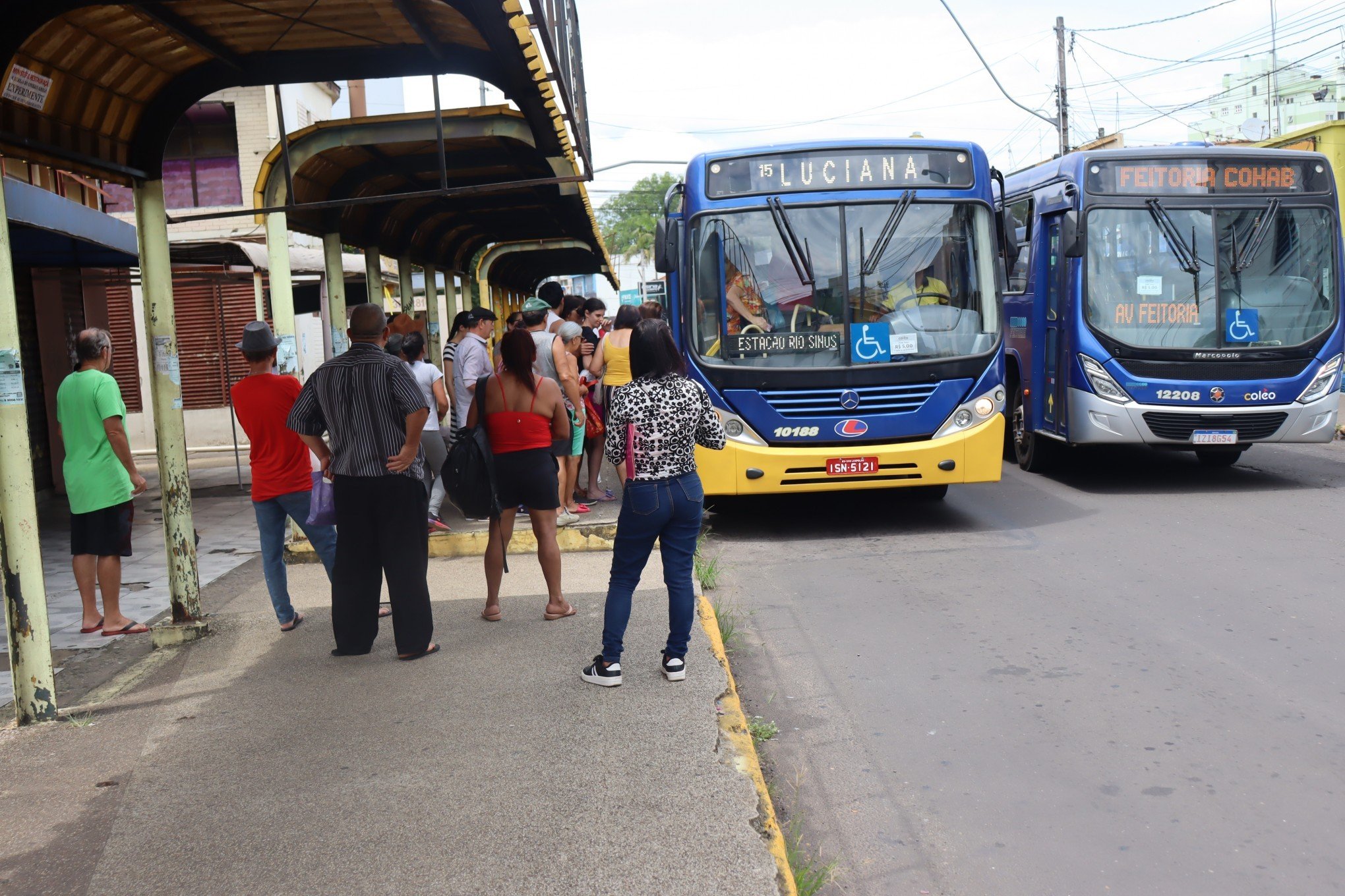 Aumento da tarifa de Ã´nibus em SÃ£o Leopoldo - parada de Ã´nibus