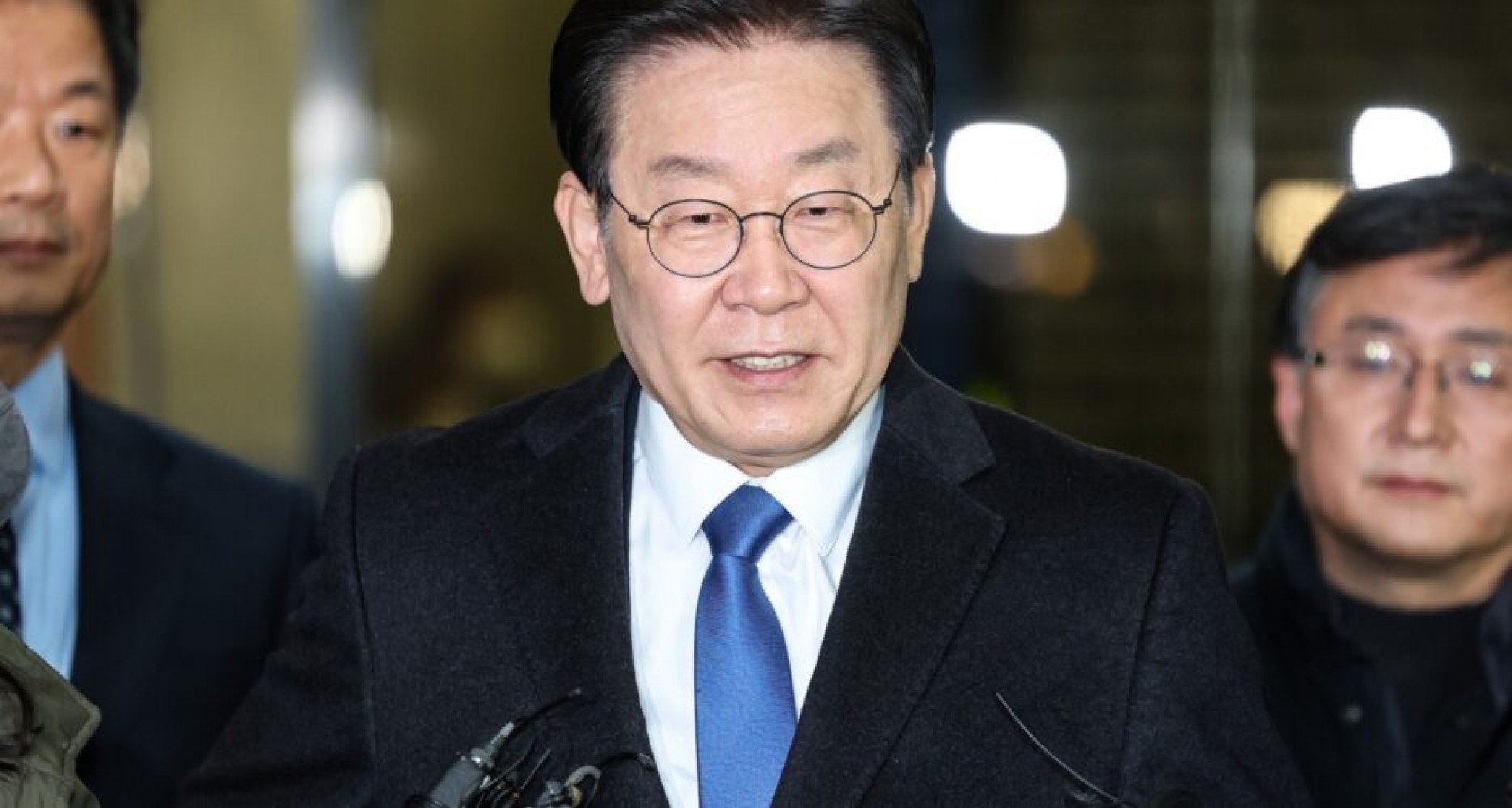 Candidato derrotado nas eleições da Coreia do Sul é esfaqueado no pescoço em meio à multidão