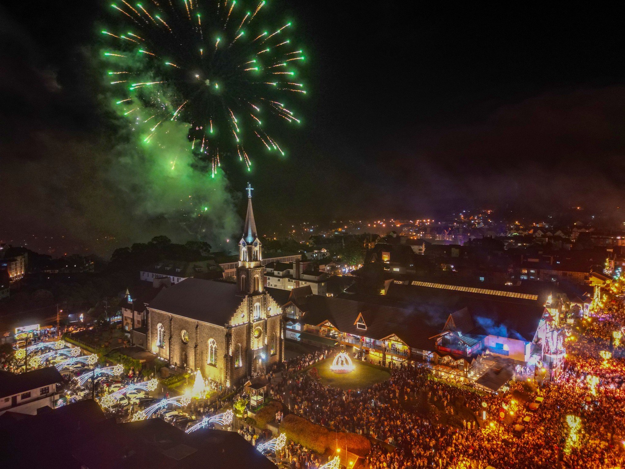 Virada de ano com 20 mil pessoas e show de fogos de 17 minutos marcam Réveillon na Serra