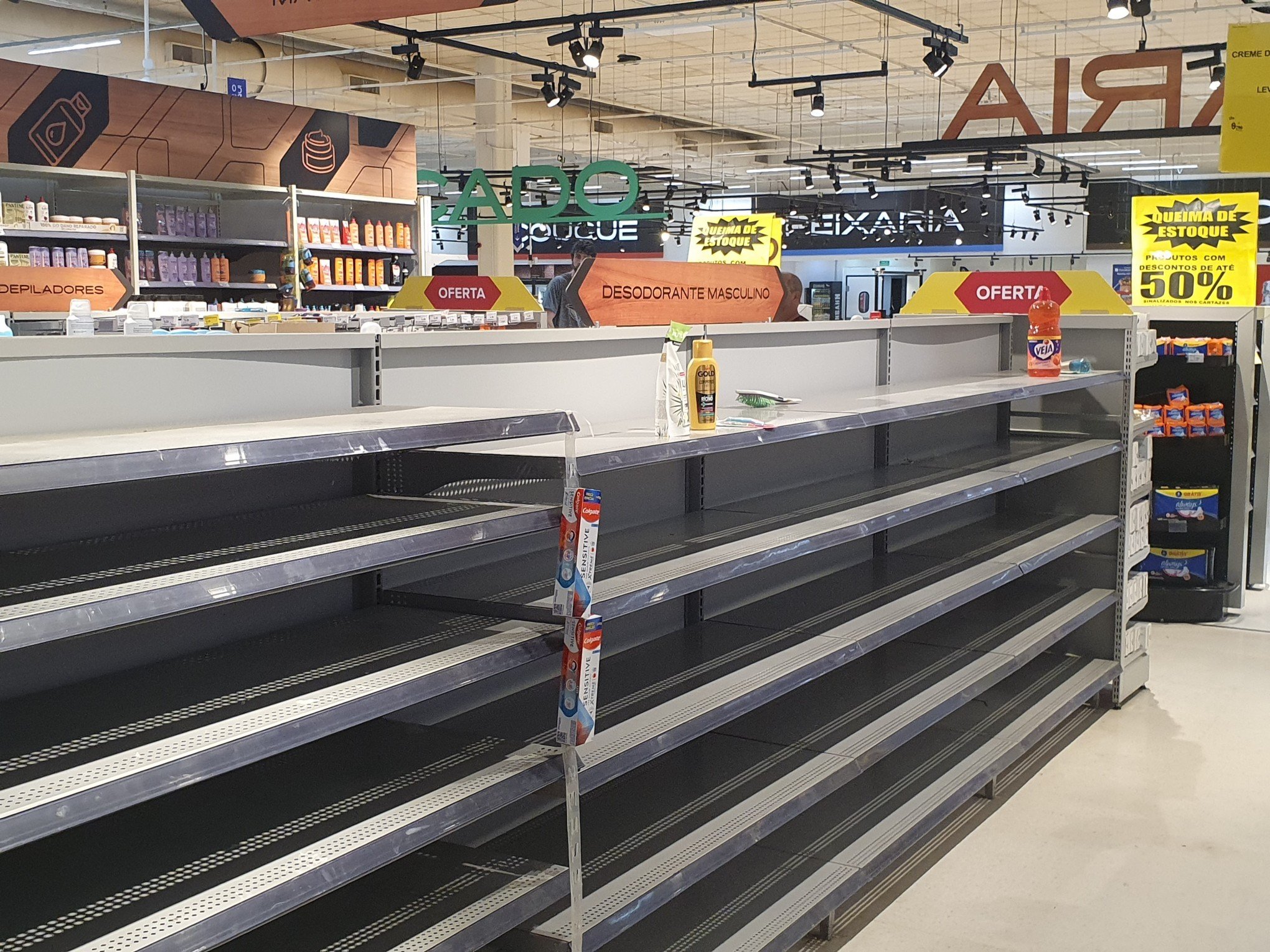 Promoções e descontos de até 70% esvaziam prateleiras em Carrefour da região