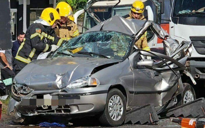 ACIDENTE DE TRÃ‚NSITO: TrÃªs pessoas ficam presas Ã s ferragens de carro apÃ³s colisÃ£o em TramandaÃ­