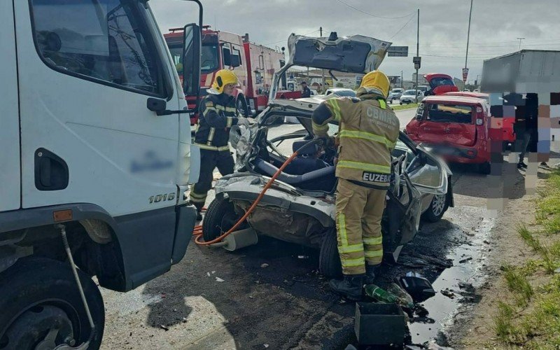 ACIDENTE DE TRÃ‚NSITO: TrÃªs pessoas ficam presas Ã s ferragens de carro apÃ³s colisÃ£o em TramandaÃ­