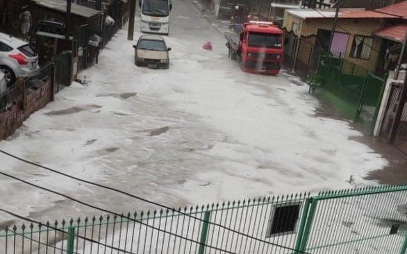 Granizo pintou de branco ruas de bairros da zona norte de Caxias do Sul nesta quarta | abc+