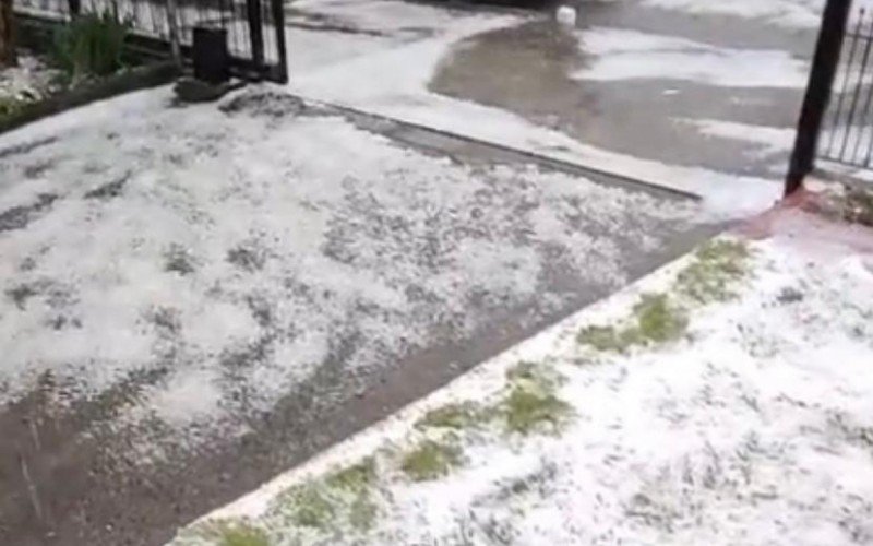 Granizo pintou de branco ruas de bairros da zona norte de Caxias do Sul nesta quarta | abc+