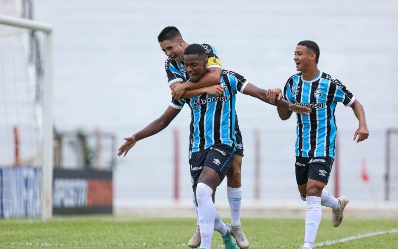 Jardiel, autor de dois gols, é abraçado pelo capitão Bruno Cheron | abc+