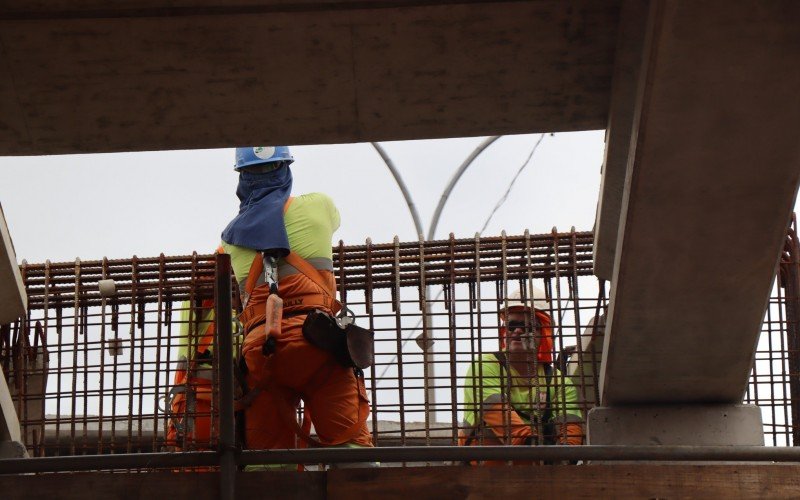 Na manhÃ£ de quarta (3), operÃ¡rios preparavam ferraria para concretar viga de viaduto paralelo Ã  BR-116