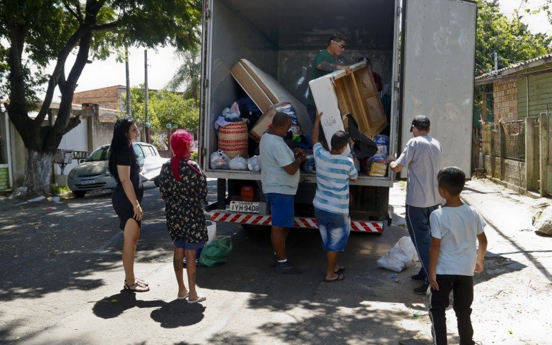 Secretaria de Assistência Social entregou móveis e alimentos