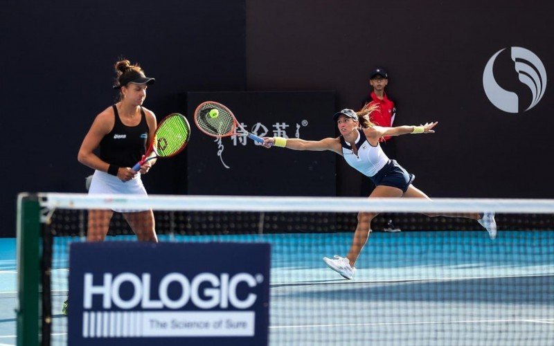 Por lesão, Luisa Stefani (ao fundo) não vai disputar o WTA com Ingrid Martns | abc+