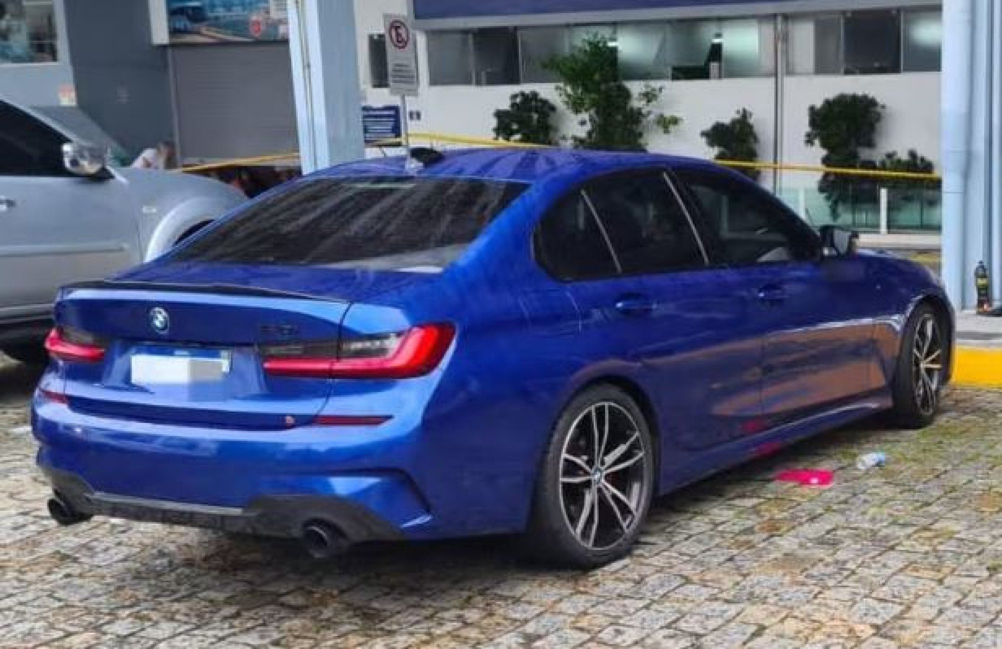 O que diz a BMW sobre morte de quatro jovens por asfixia dentro de carro da marca
