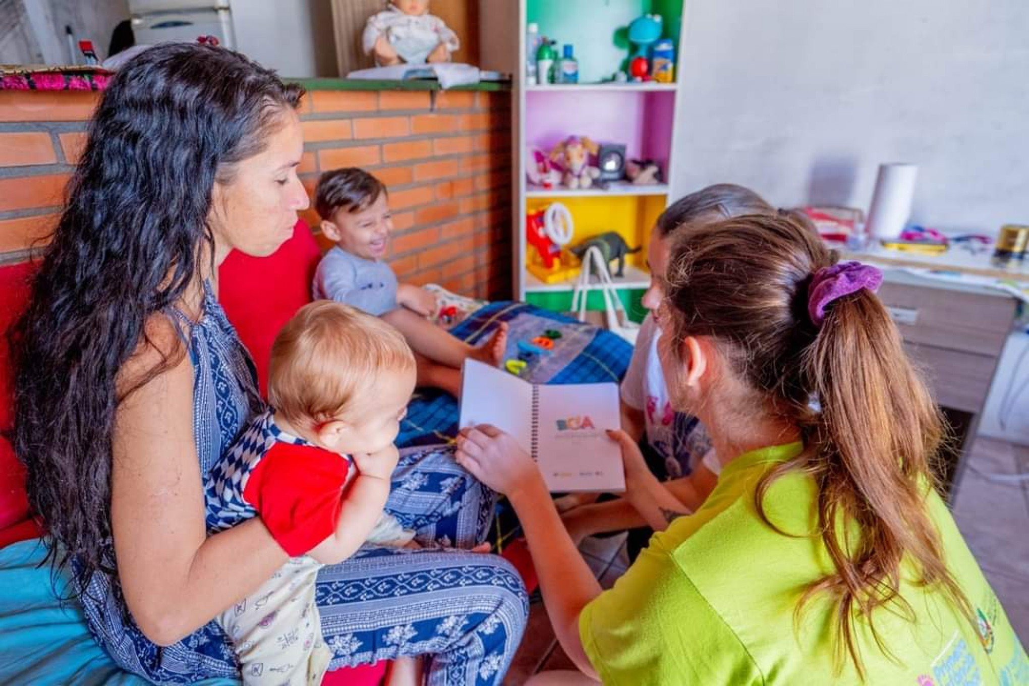 ECA é apresentado em espanhol a famílias venezuelanas em Esteio