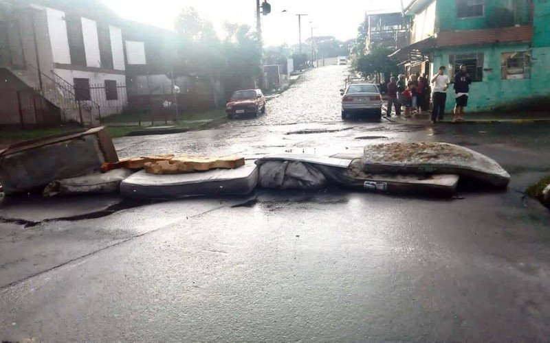 Alagamento causado por lixo espalhado pelas ruas em Caxias do Sul 